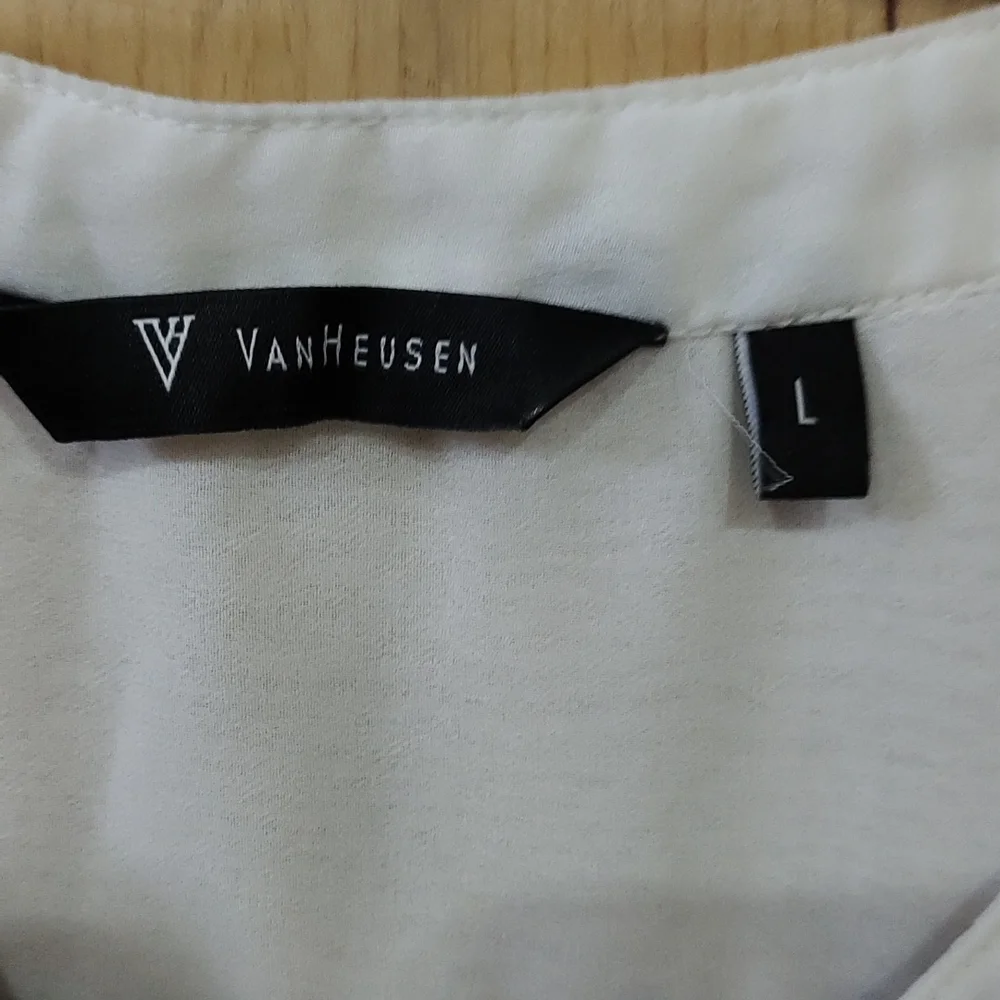 White top - Picture 2 of 4